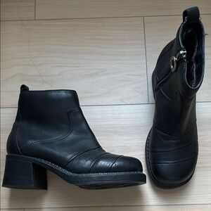 Zodiac Leather Heeled Ankle Boot. Black. Size 6